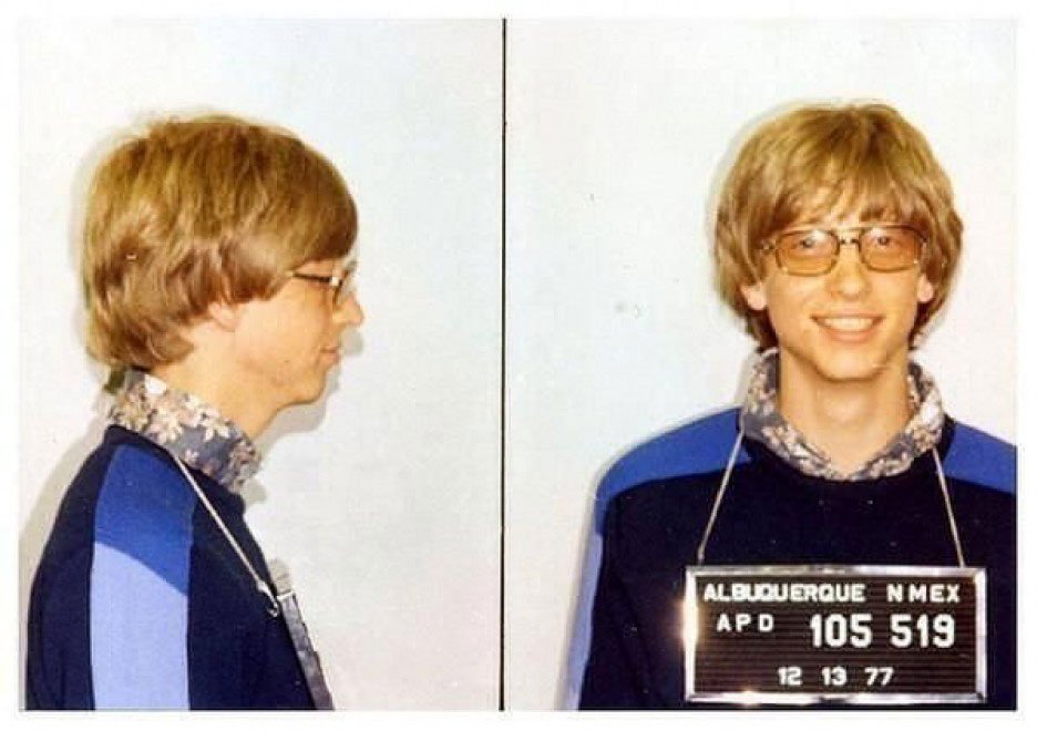 La foto segnaletica dell'uomo più ricco del mondo, Bill Gates, nel 1977 quando fu arrestato per guida senza patente