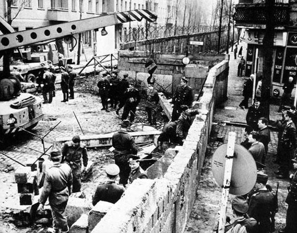 Il muro di Berlino in costruzione nel 1961