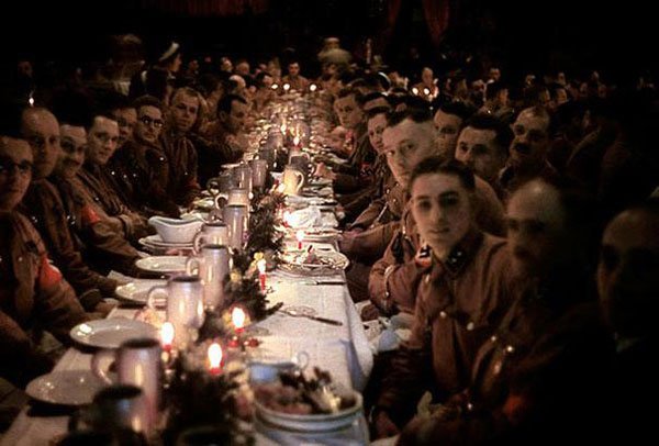 Ufficiali e cadetti nazisti celebrano il natale con un banchetto nel 1941.