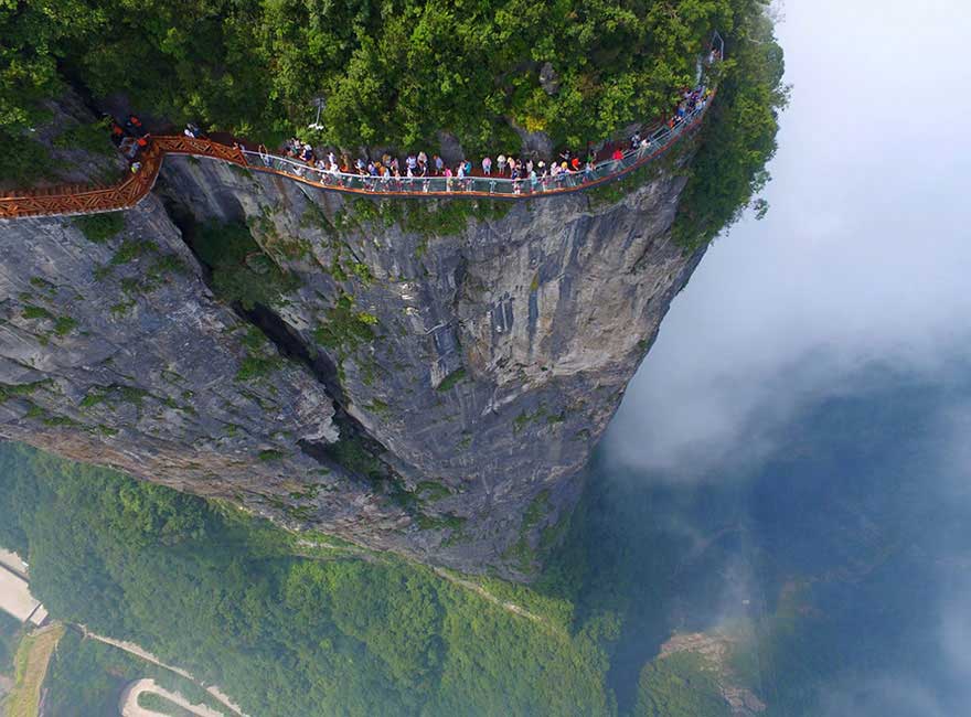 Persone che camminano su una piattaforma turistica in Cina