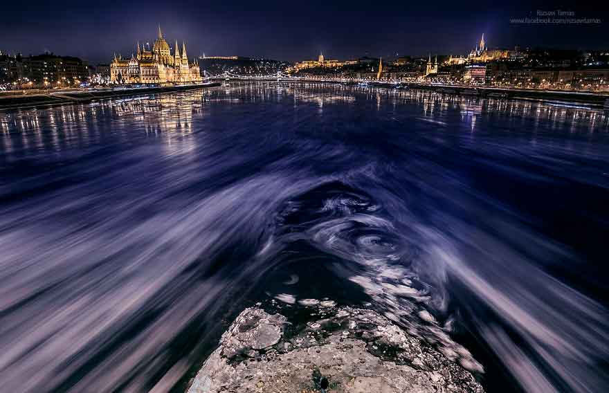 Foto del Danubio ghiacciato a Budapest di Rizsavi Tamás
