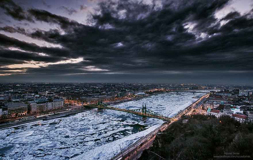 Foto del Danubio ghiacciato a Budapest di Rizsavi Tamás