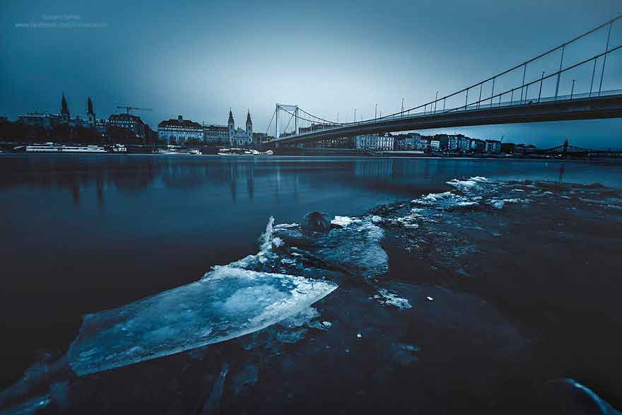 Foto del Danubio ghiacciato a Budapest di Rizsavi Tamás