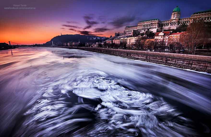 Foto del Danubio ghiacciato a Budapest di Rizsavi Tamás