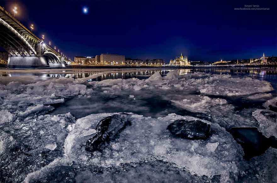Foto del Danubio ghiacciato a Budapest di Rizsavi Tamás