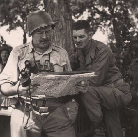 Una foto storica dello sbarco in Normandia con Ernest Hemingway