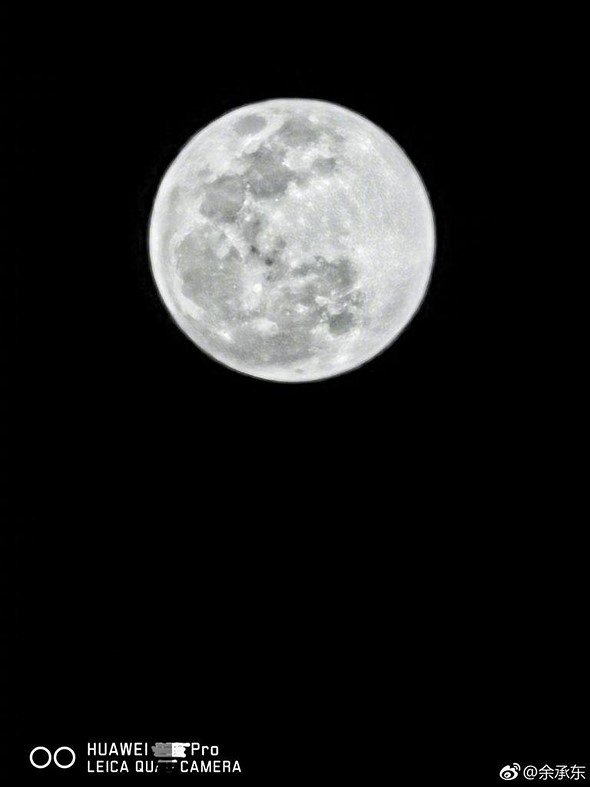 Foto della luna con il Huawei P30